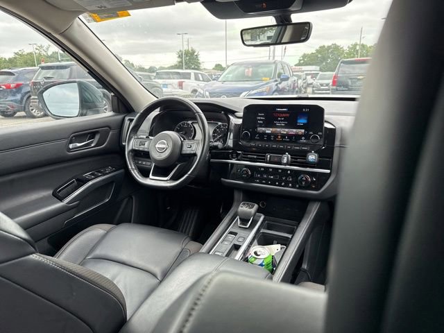 Used 2025 Nissan Pathfinder SL FWD image 18