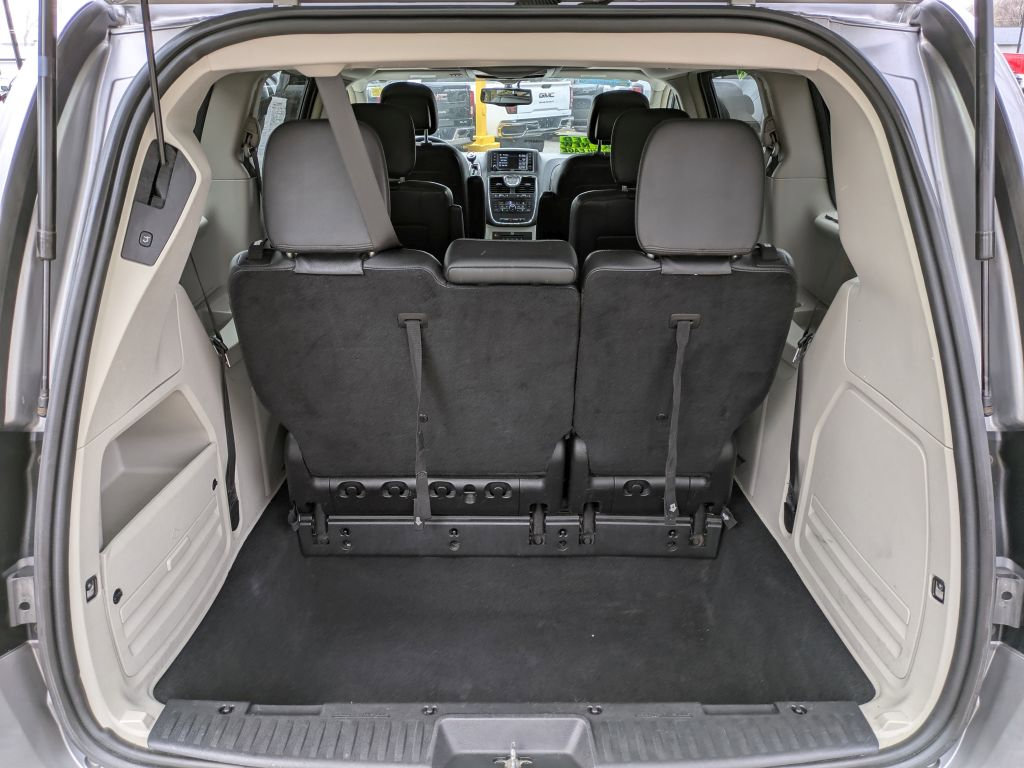 Used 2016 Chrysler Town & Country Touring-L image 33
