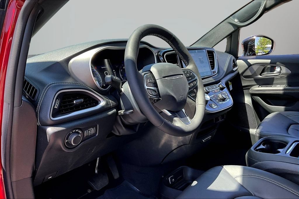 New 2027 Chrysler Pacifica Select FWD image 7