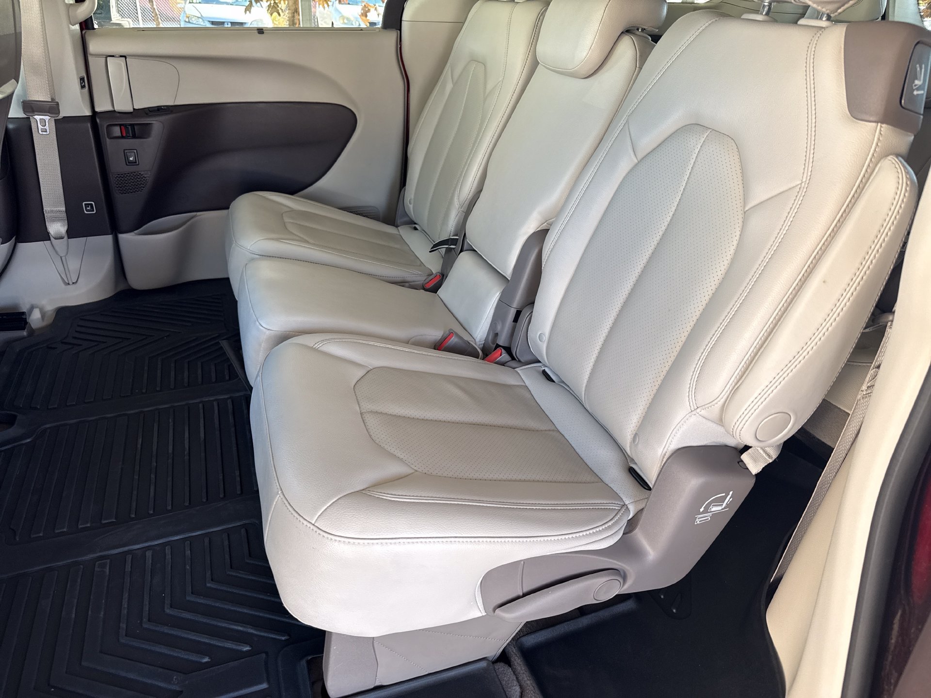 Used 2020 Chrysler Pacifica Touring-L Plus w/ Tire & Wheel Group FWD image 20