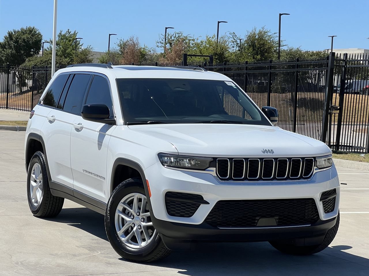 Used 2026 Jeep Grand Cherokee Laredo X AWD/4WD image 2