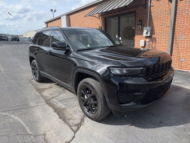 Used 2024 Jeep Grand Cherokee Altitude AWD/4WD image 2