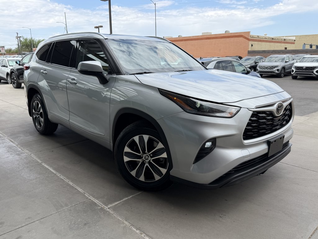 Used 2021 Toyota Highlander XLE AWD/4WD image 6