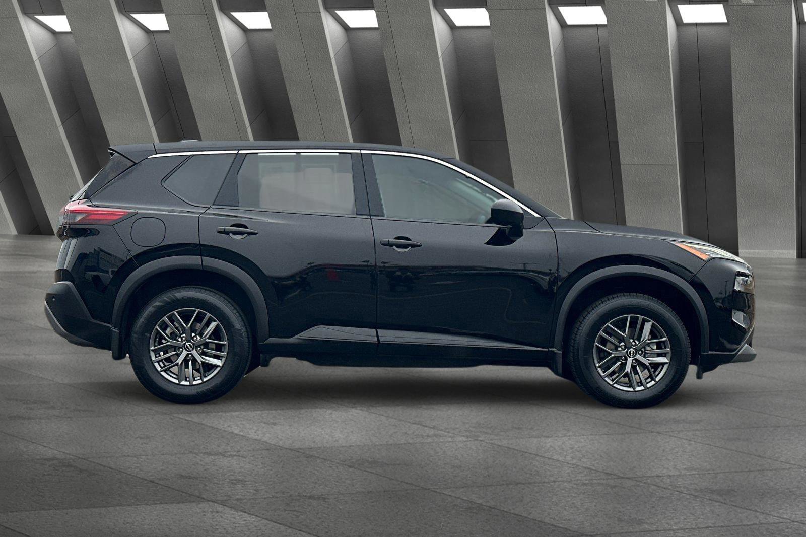 Used 2023 Nissan Rogue S image 3