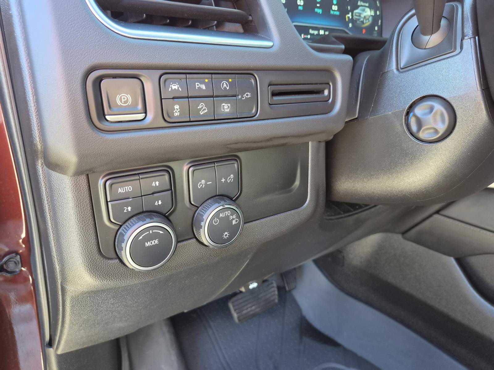 Used 2022 Chevrolet Tahoe Z71 w/ Luxury Package AWD/4WD image 21