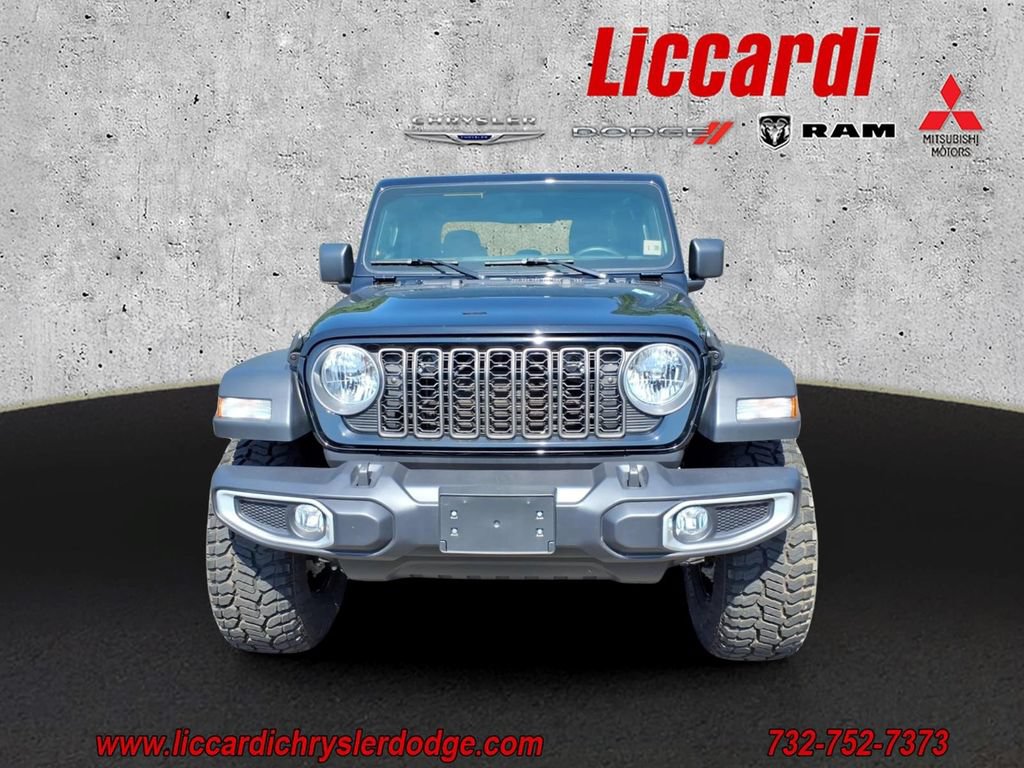 Used 2025 Jeep Gladiator Sport AWD/4WD image 2