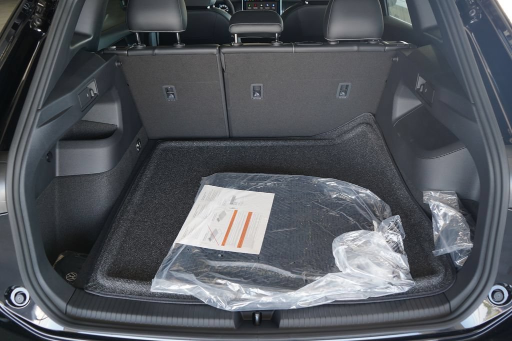 New 2026 Volkswagen Tiguan SE R-Line FWD image 13