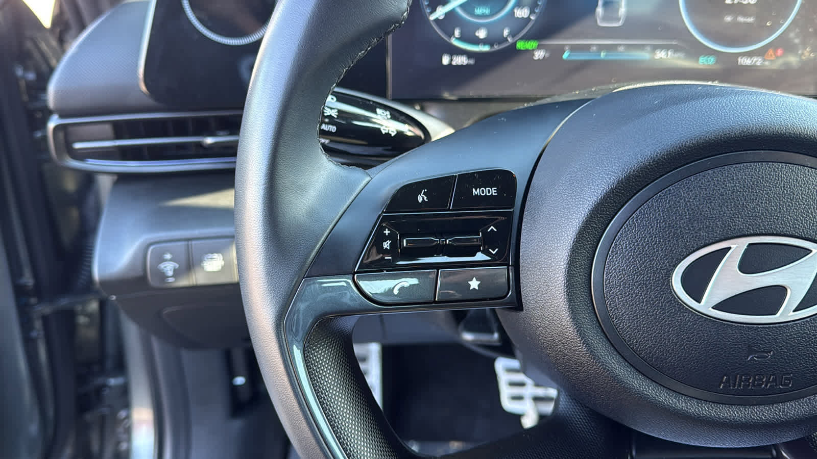 Used 2025 Hyundai Elantra SEL image 14