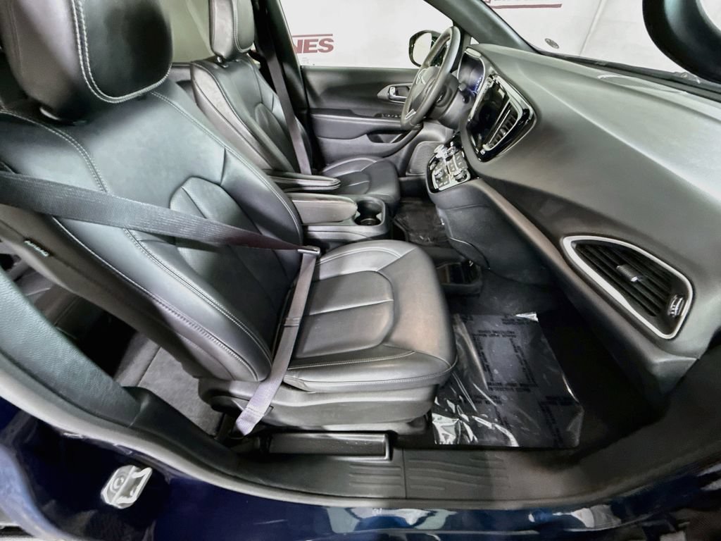 Used 2025 Chrysler Pacifica Select FWD image 31