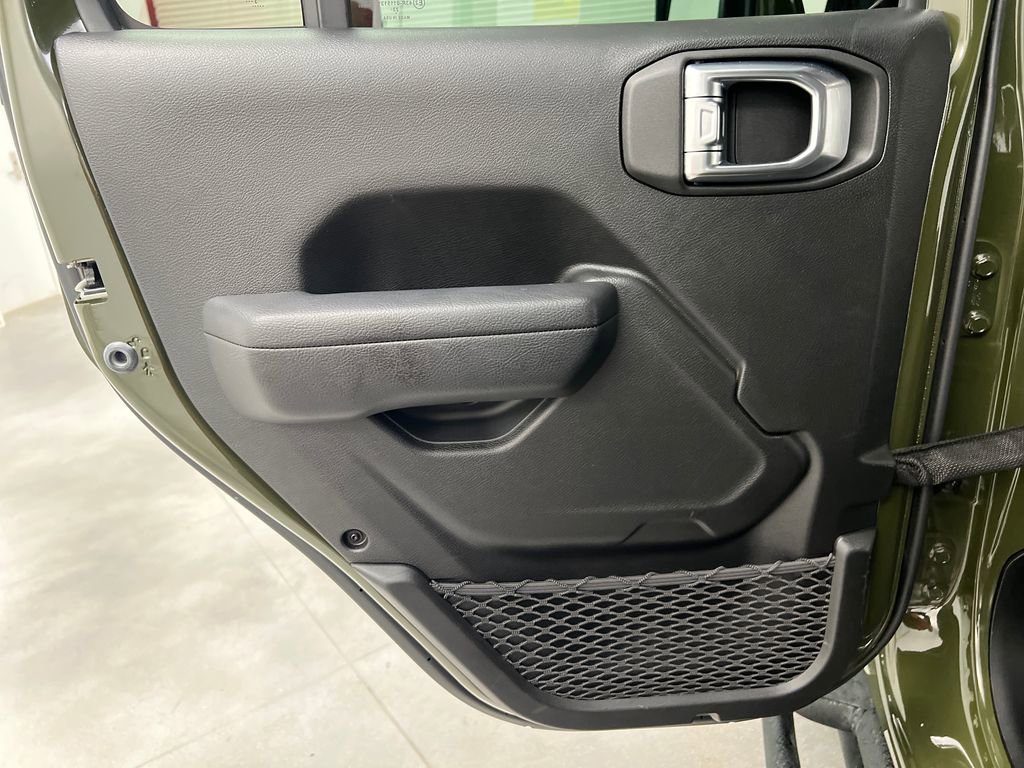 Used 2024 Jeep Wrangler Unlimited Rubicon w/ XTREMEE 35" Tire Package AWD/4WD image 15