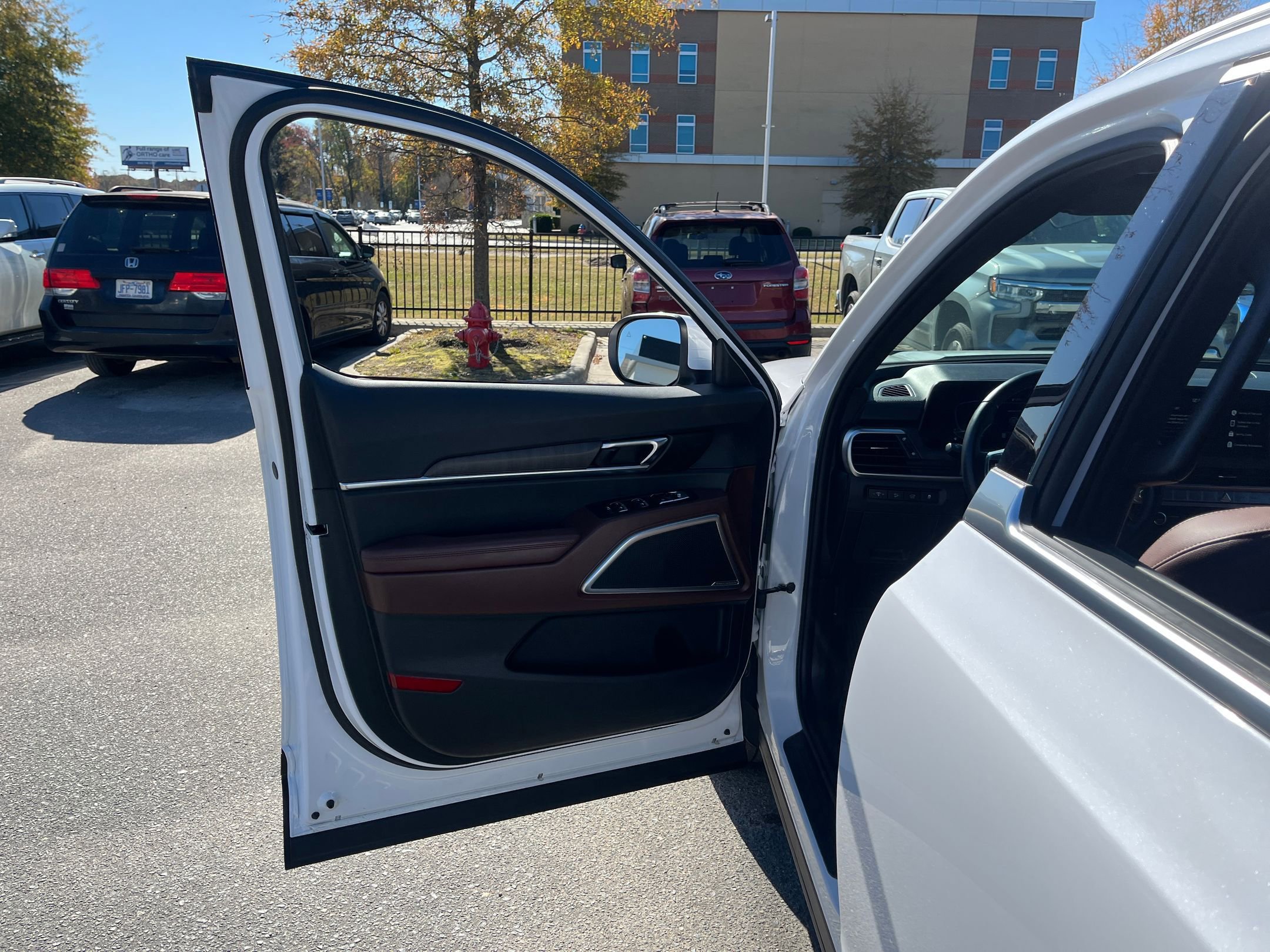 Used 2024 Kia Telluride EX w/ EX Captain's Chair Package image 26