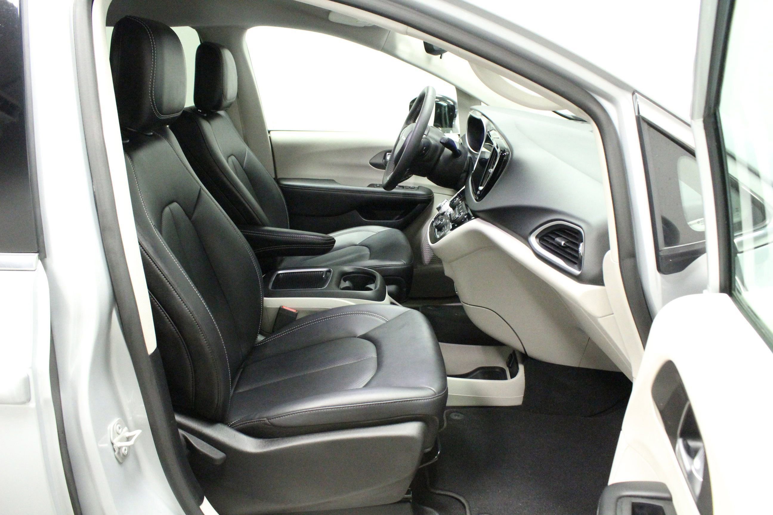 Used 2024 Chrysler Pacifica Touring-L FWD image 14