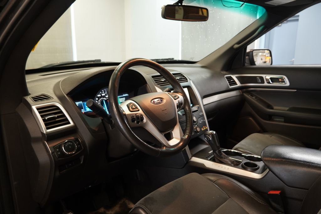 Used 2015 Ford Explorer XLT w/ Equipment Group 202A FWD image 7