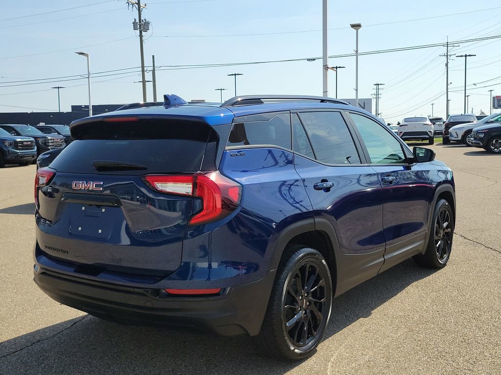 Used 2023 GMC Terrain SLE w/ Driver Convenience Package image 4