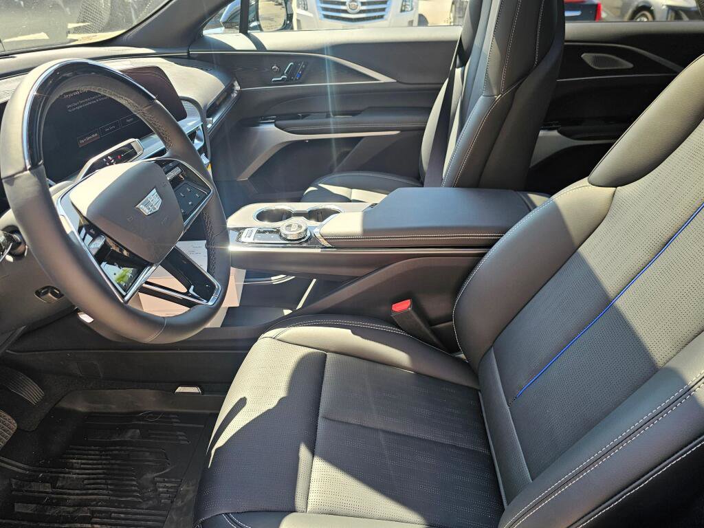 New 2026 Cadillac Lyriq Signature Sport w/ LPO, ONYX Package AWD/4WD image 24