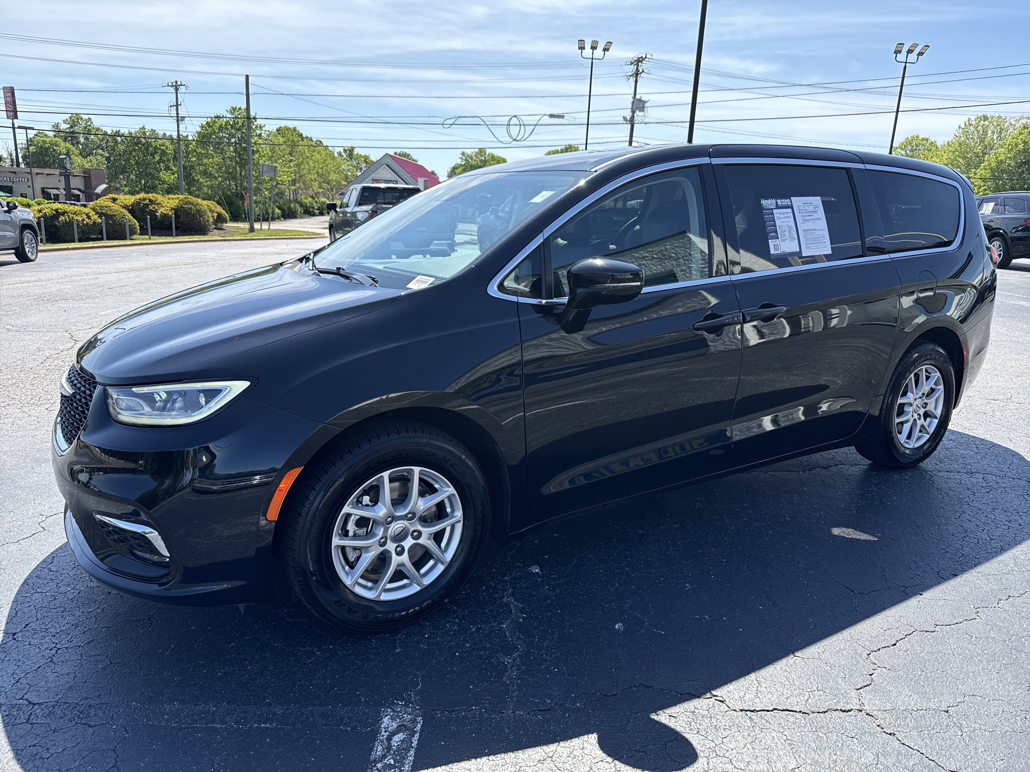 Used 2024 Chrysler Pacifica Touring-L FWD image 5