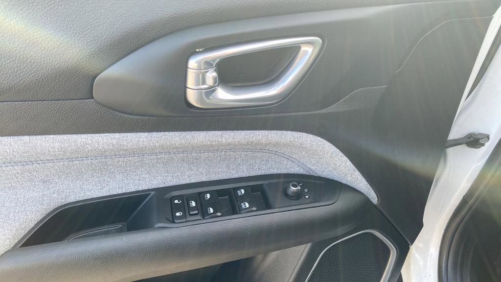 Used 2024 Jeep Compass Latitude image 21