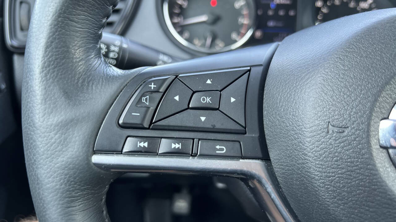 Used 2018 Nissan Rogue SV w/ Premium Package image 16