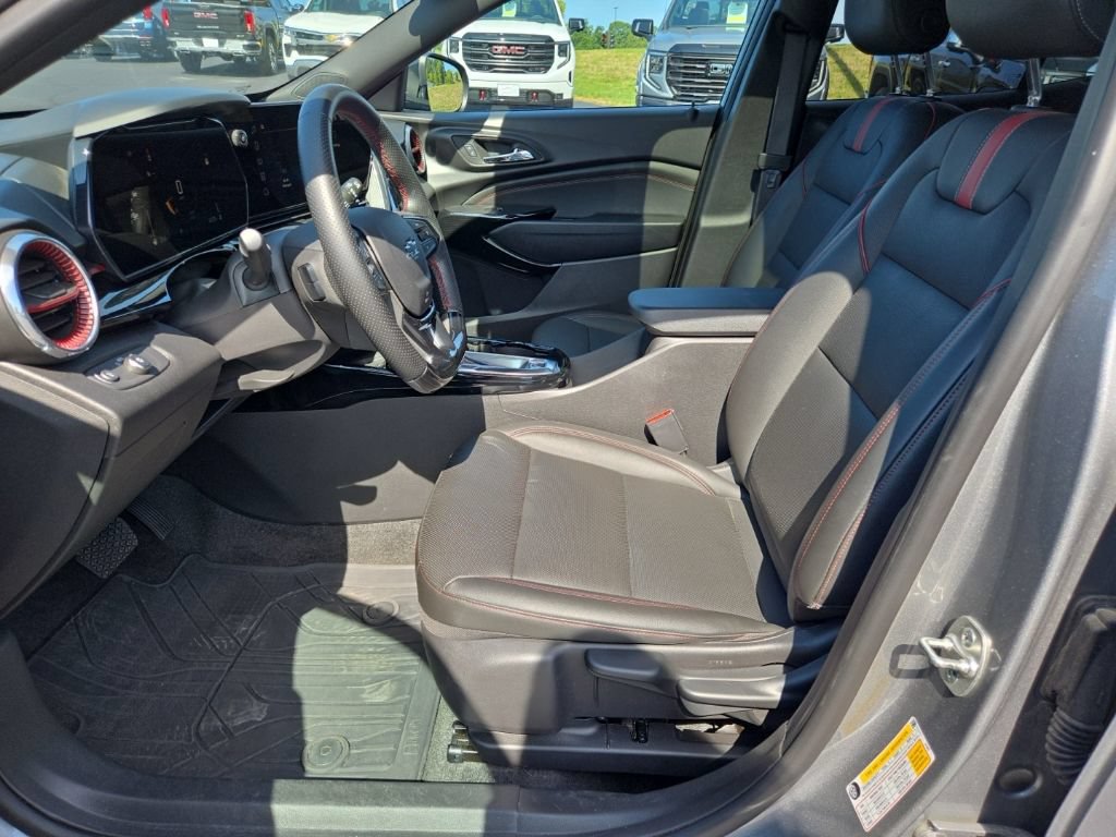 Used 2025 Chevrolet Trax RS w/ Sunroof Package FWD image 14