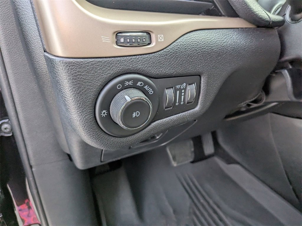 Used 2017 Jeep Cherokee Latitude w/ Safety/Convenience Group image 16