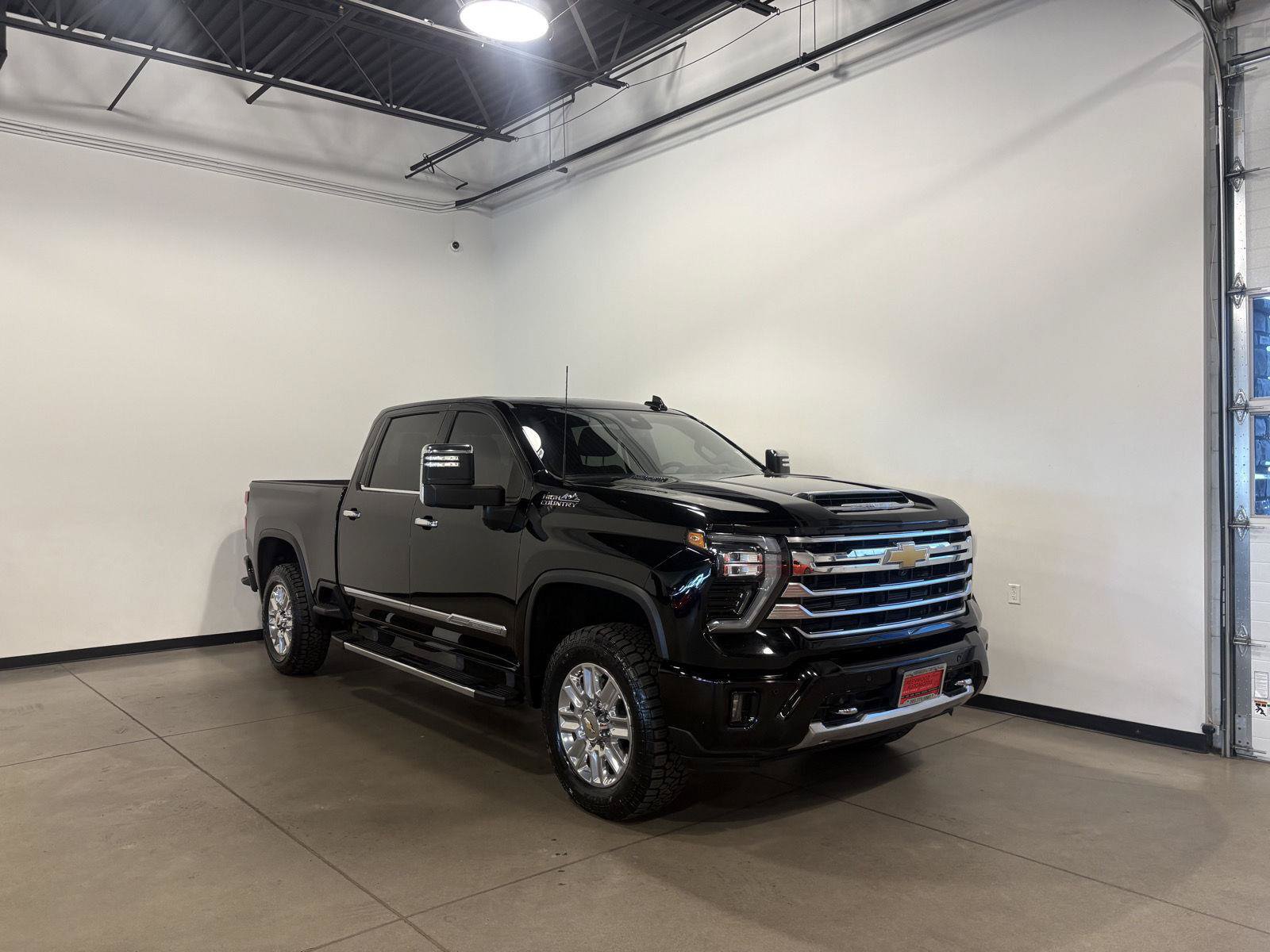Used 2025 Chevrolet Silverado 2500 High Country w/ High Country Premium Package AWD/4WD image 1