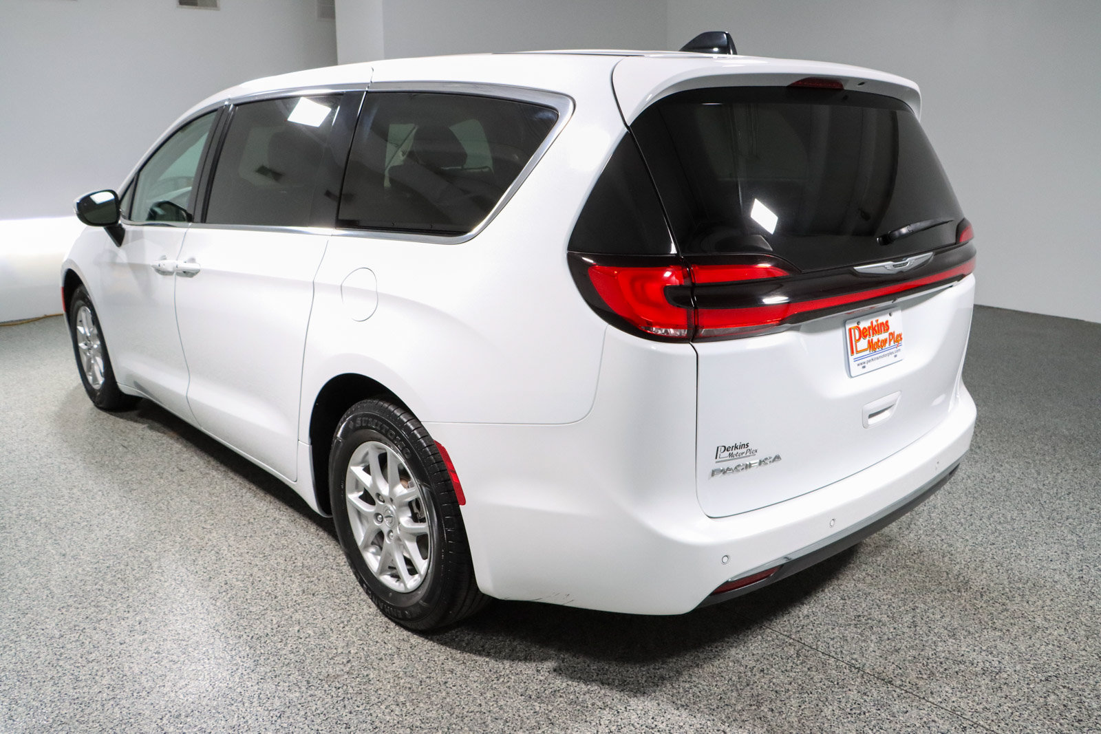 Used 2023 Chrysler Pacifica Touring-L FWD image 9