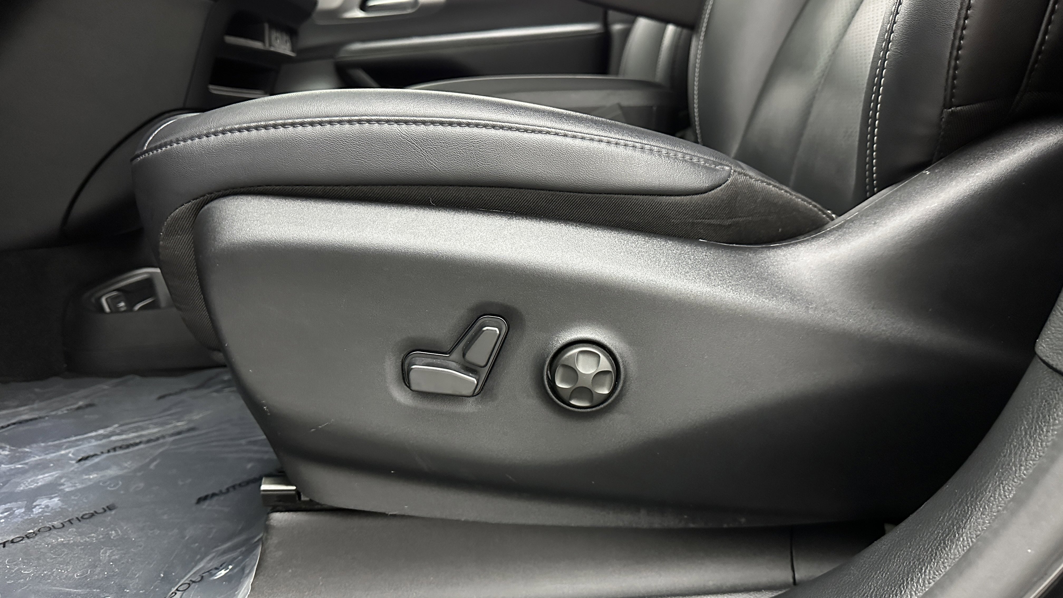 Used 2025 Chrysler Pacifica Select image 14