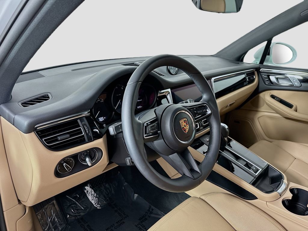 Used 2025 Porsche Macan image 4