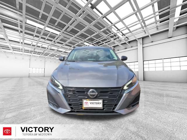 Used 2024 Nissan Altima 2.5 SV FWD image 8