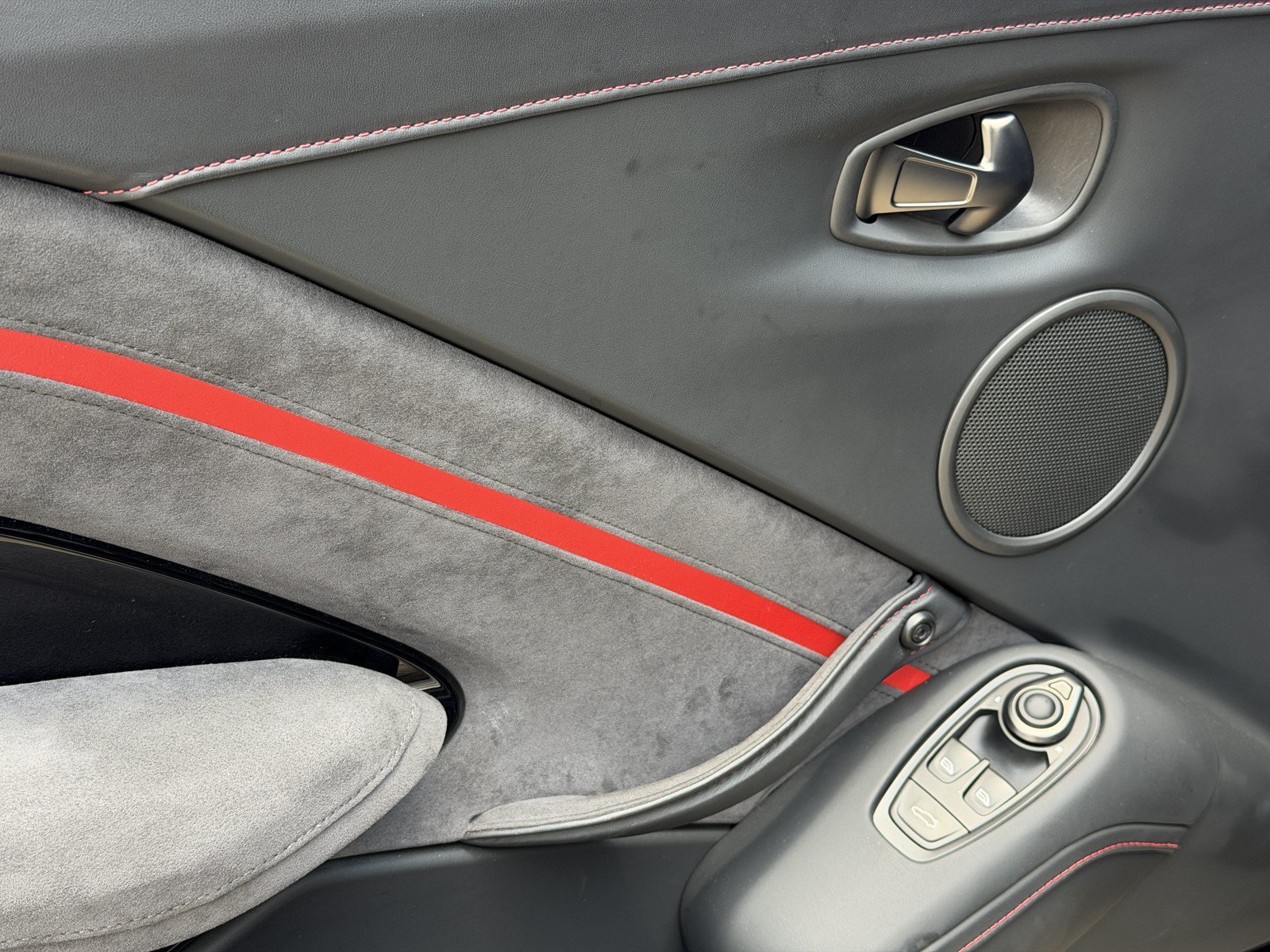 Used 2022 Aston Martin V8 Vantage Coupe RWD image 23