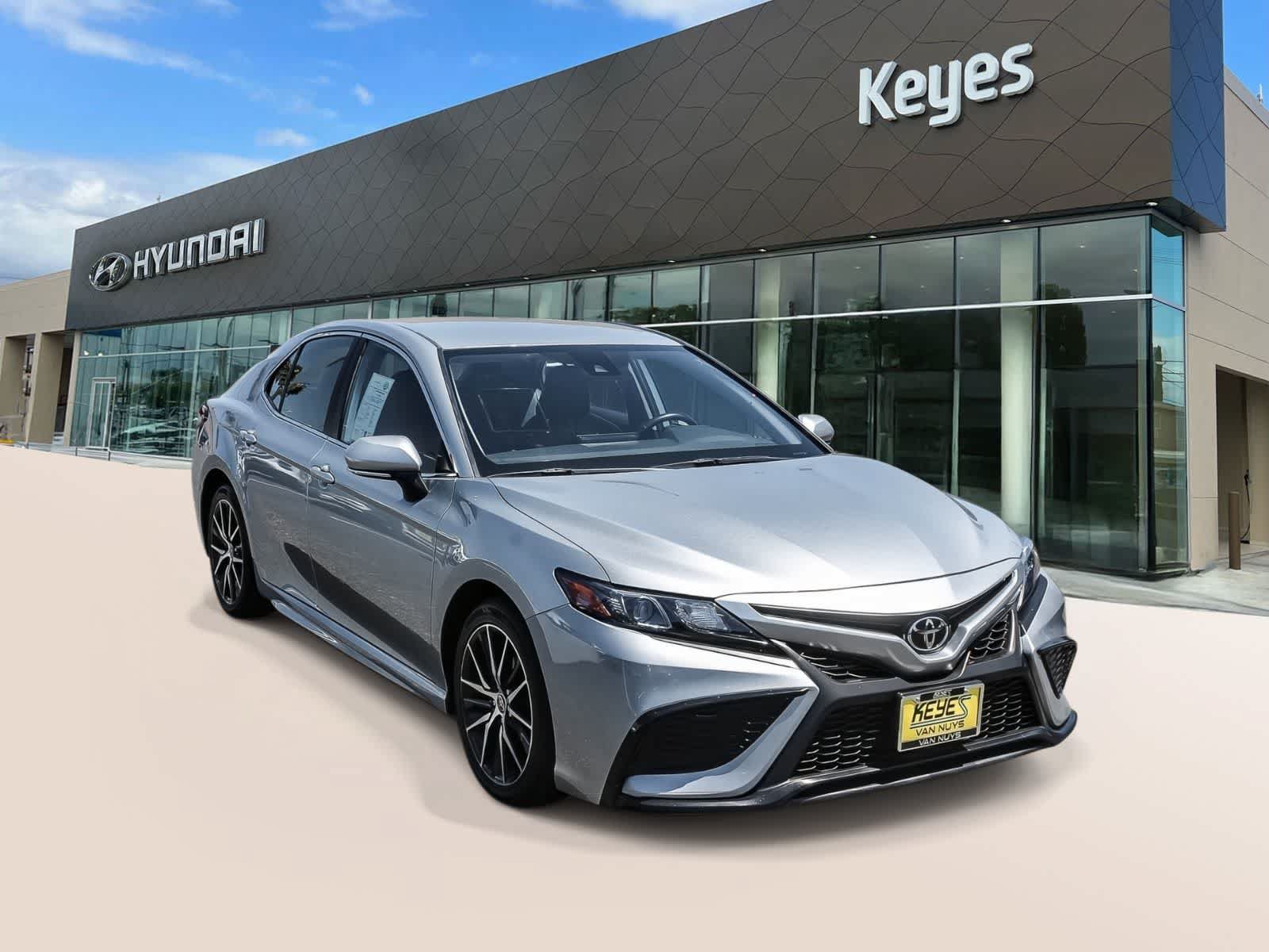 Used 2023 Toyota Camry SE FWD image 3
