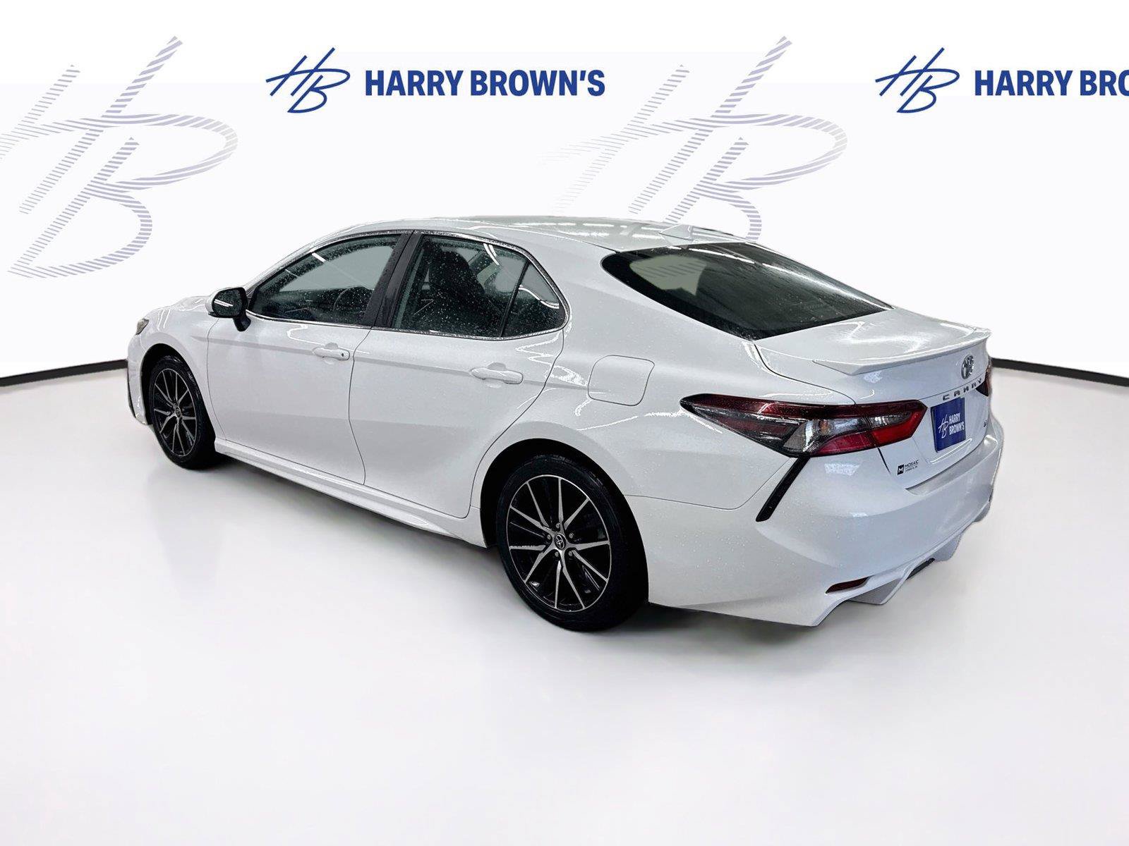 Used 2022 Toyota Camry SE FWD image 2