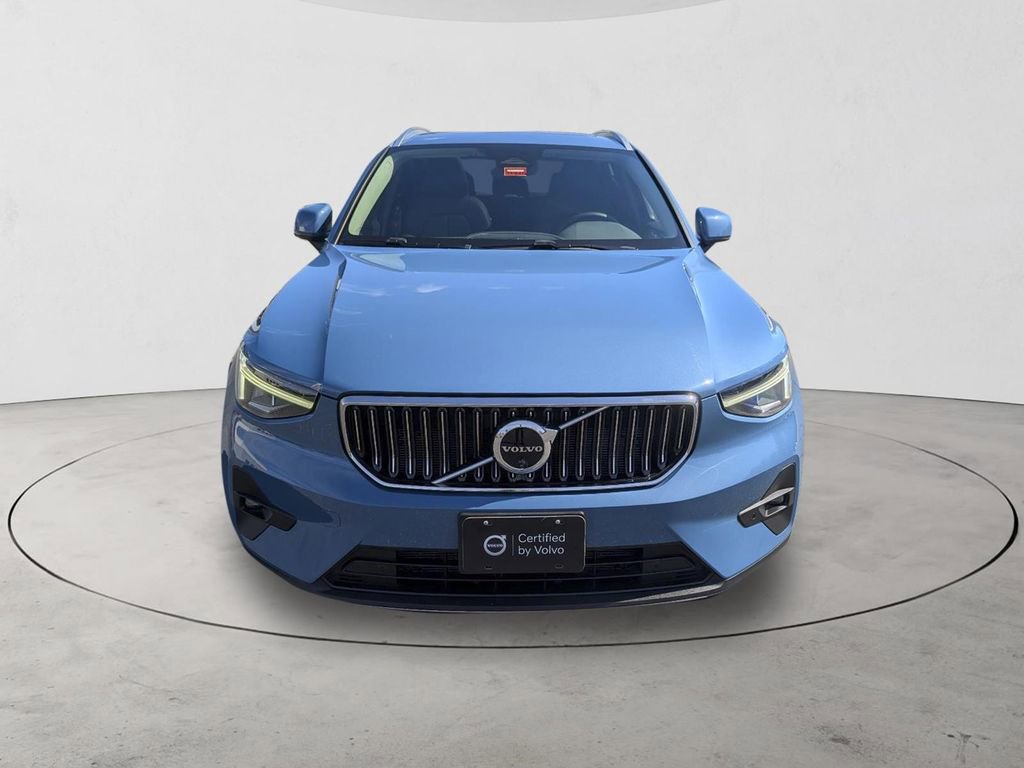 Certified 2025 Volvo XC40 B5 Plus AWD/4WD image 2