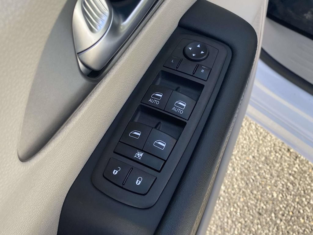 Used 2023 Chrysler Pacifica Touring-L image 16