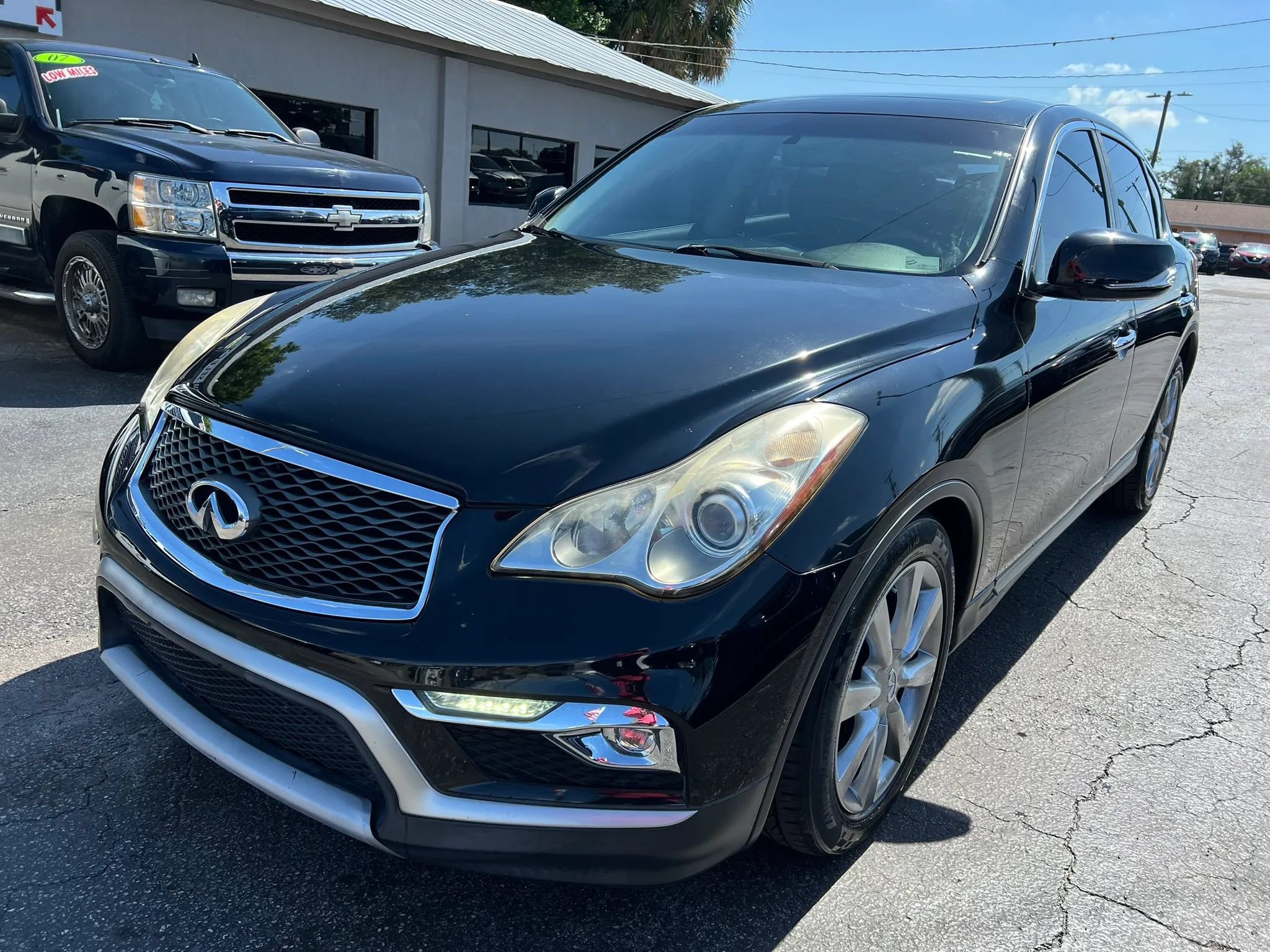 Used 2017 INFINITI QX50 AWD image 2