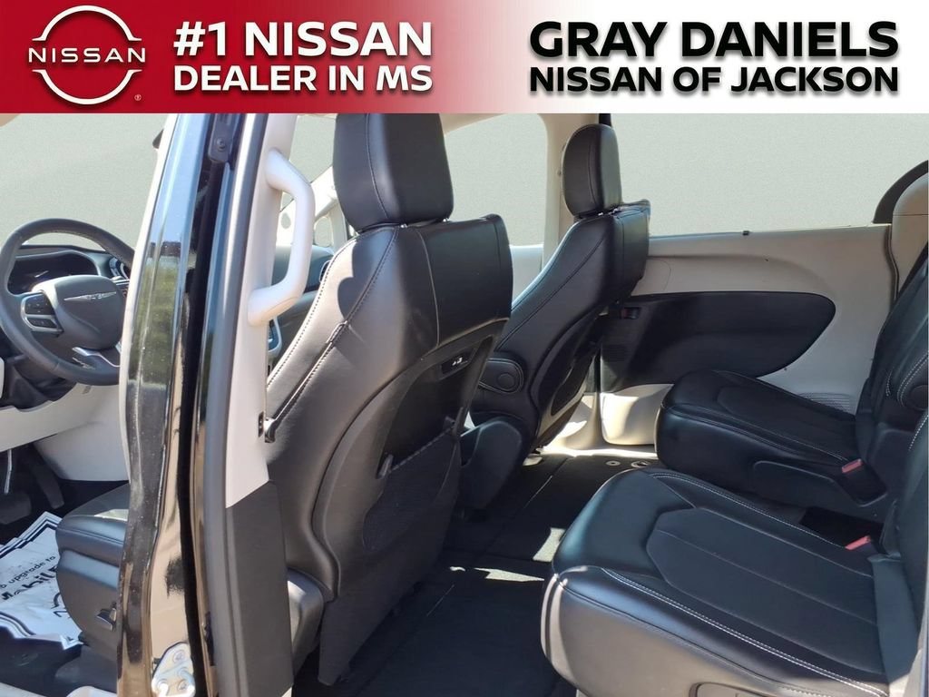 Used 2024 Chrysler Pacifica Touring-L FWD image 27