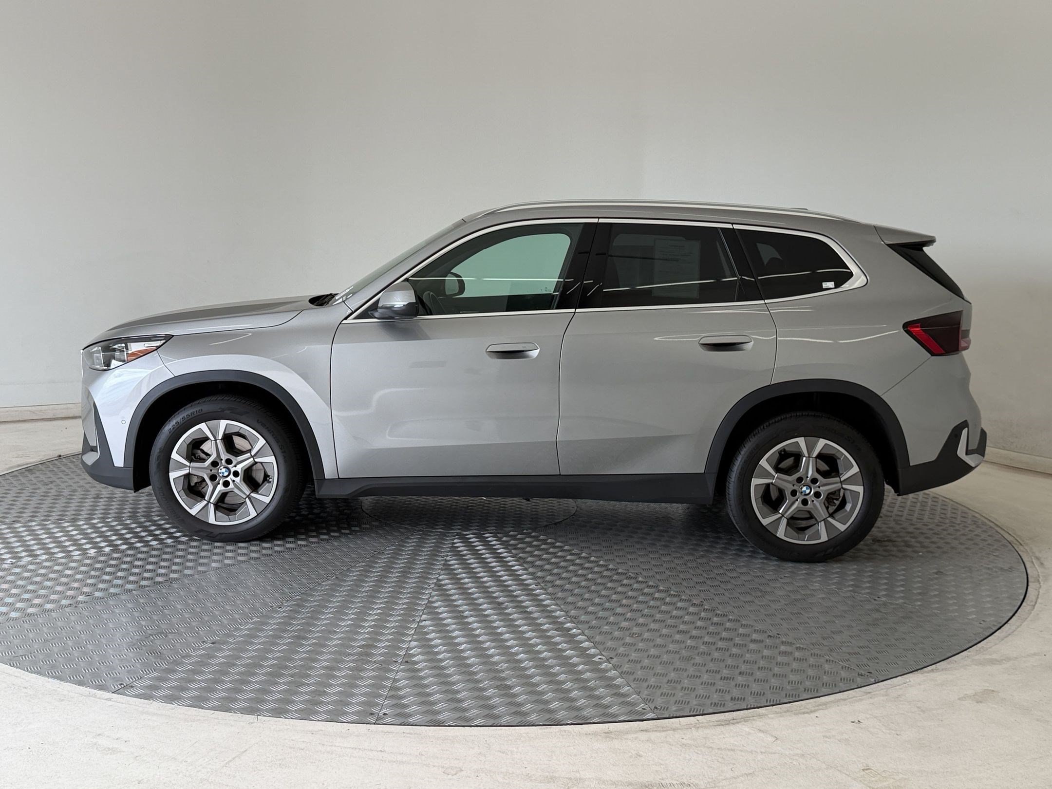 Used 2023 BMW X1 xDrive28i w/ Convenience Package AWD/4WD image 2