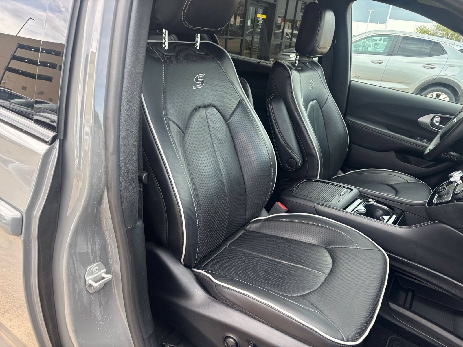 Used 2025 Chrysler Pacifica Limited FWD image 40