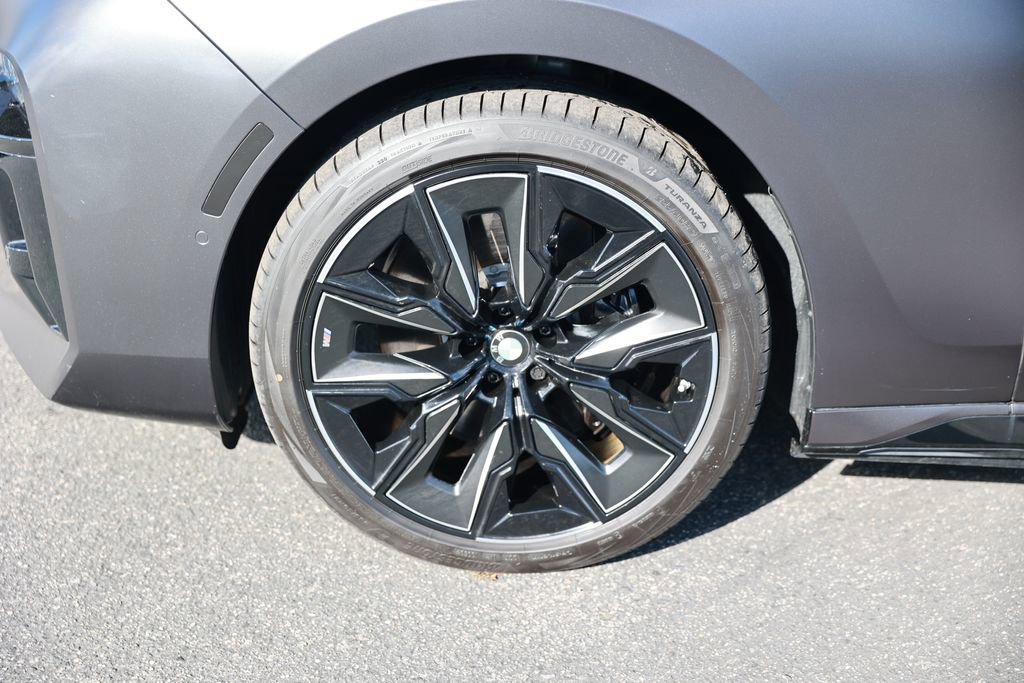 Used 2025 BMW i7 xDrive60 w/ Executive Package image 11