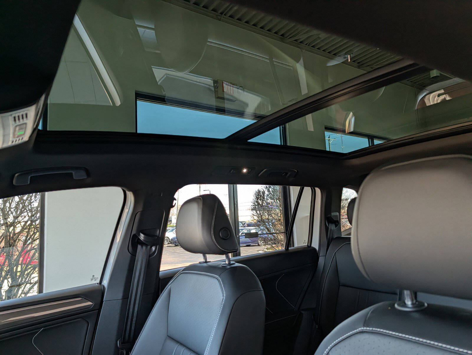 Used 2022 Volkswagen Tiguan SE R-Line image 12