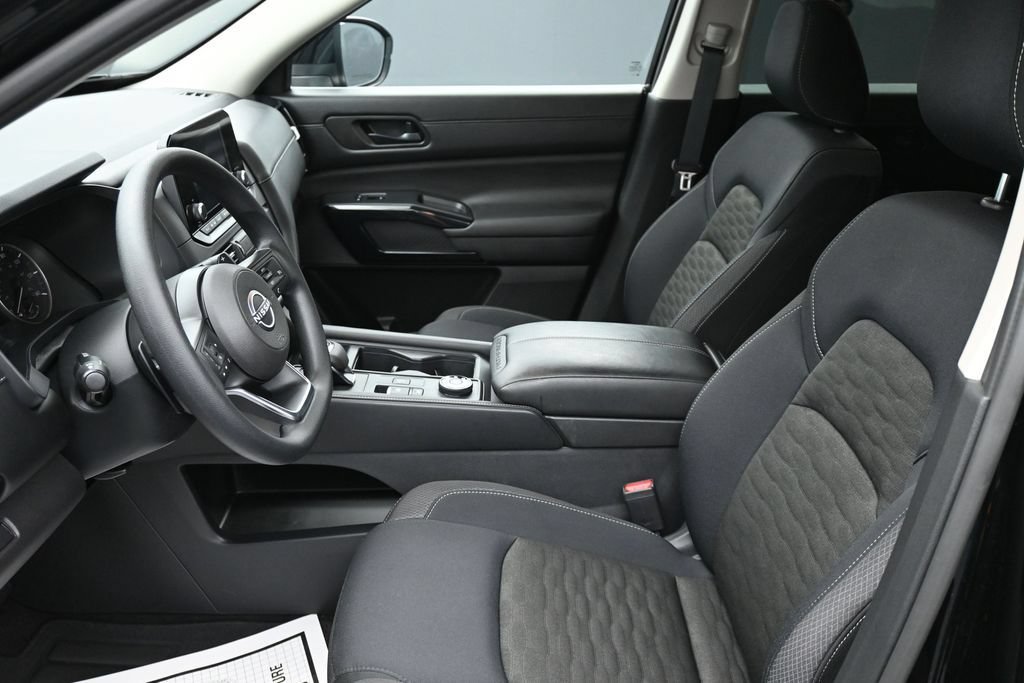 Used 2025 Nissan Pathfinder S AWD/4WD image 11