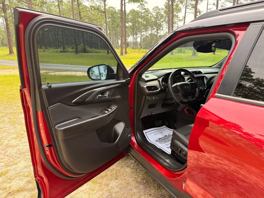 Used 2021 Chevrolet TrailBlazer RS w/ Technology Package FWD image 11