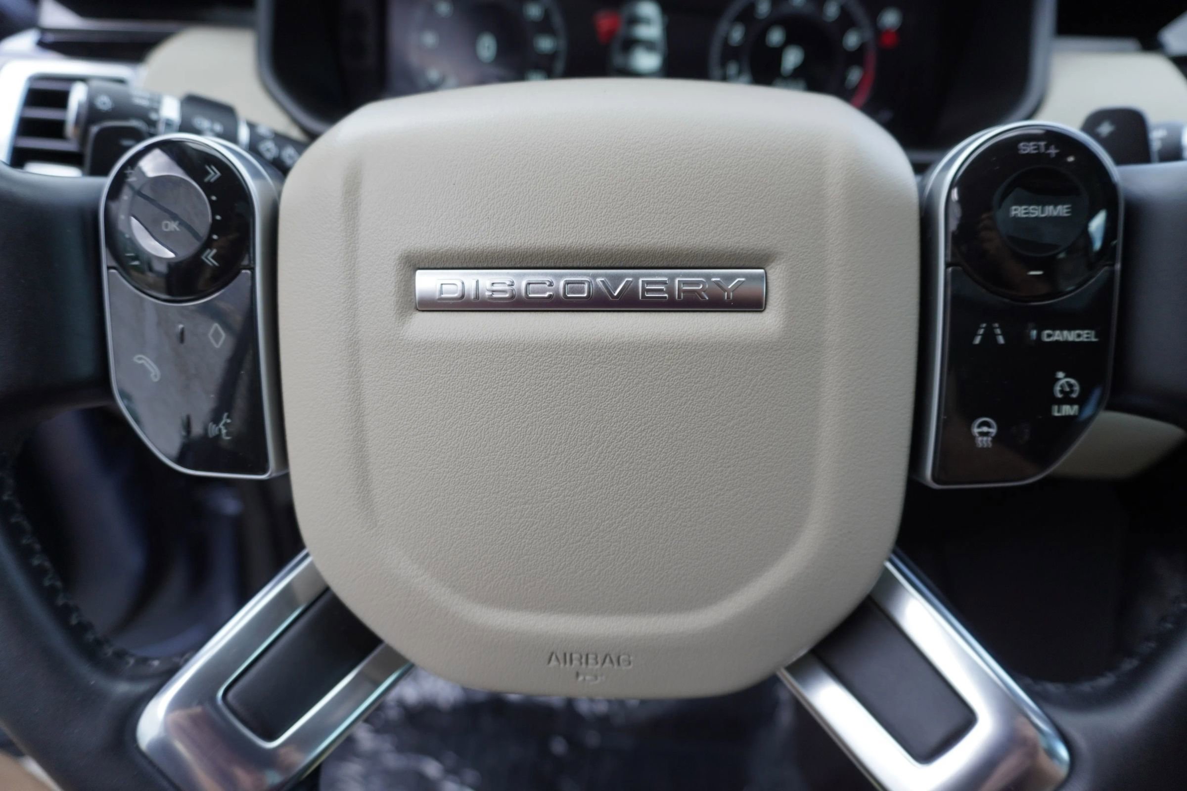 Used 2020 Land Rover Discovery SE AWD/4WD image 16