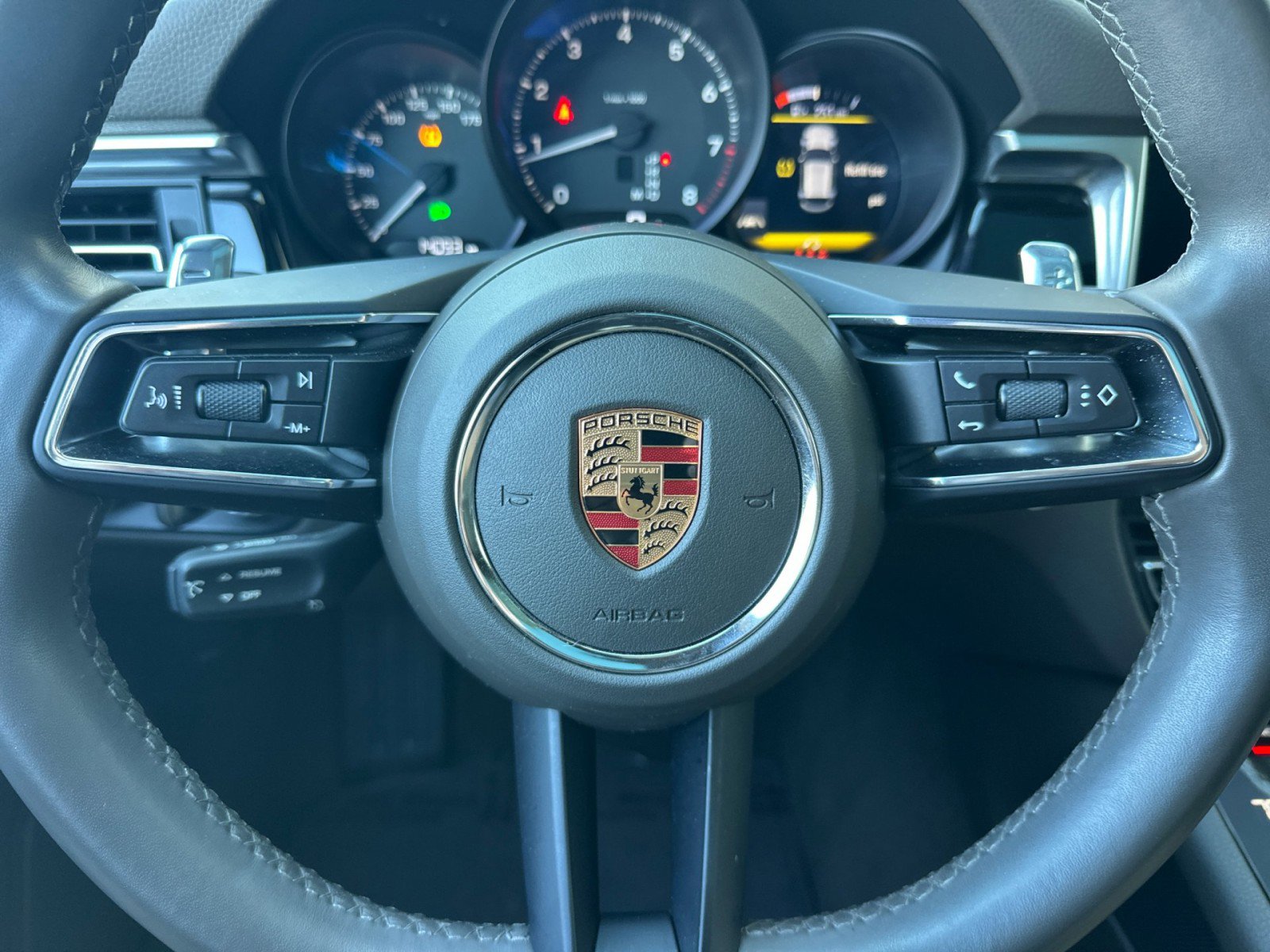 Used 2022 Porsche Macan w/ Premium Package Plus image 23