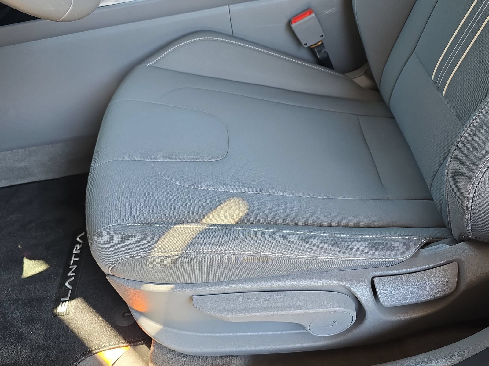 Used 2025 Hyundai Elantra SEL FWD image 30