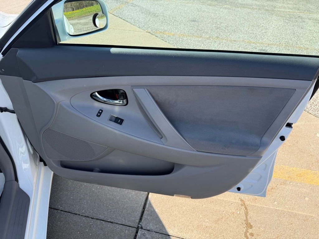 Used 2011 Toyota Camry LE FWD image 30