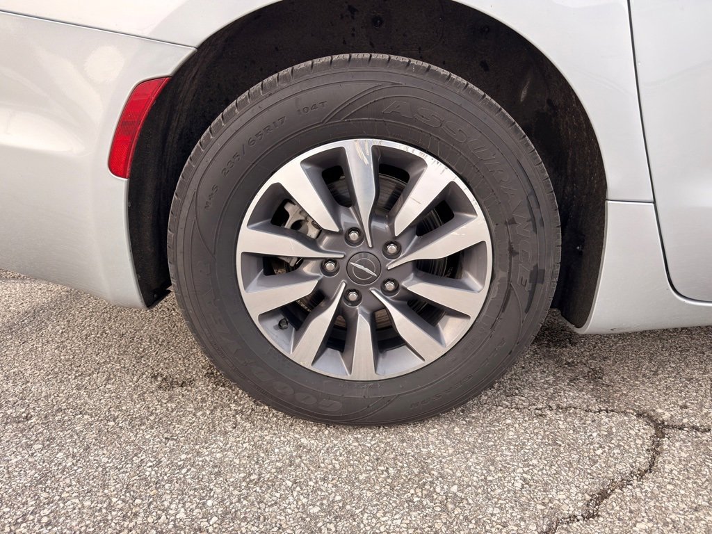 Used 2023 Chrysler Pacifica Touring-L image 17