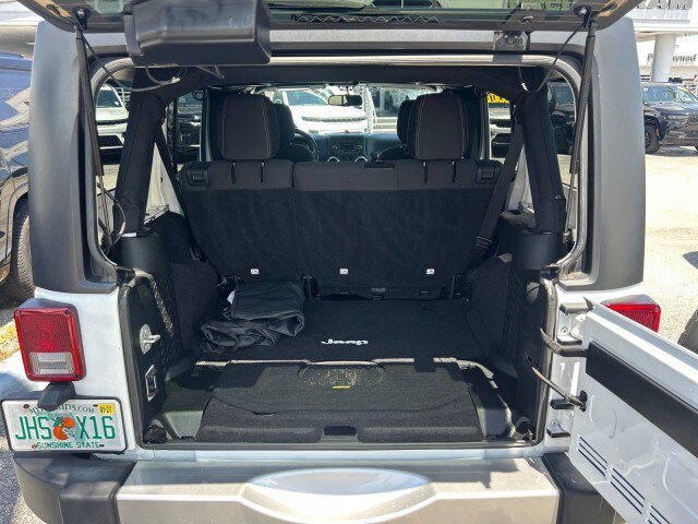 Used 2016 Jeep Wrangler Unlimited Sahara w/ Connectivity Group AWD/4WD image 5