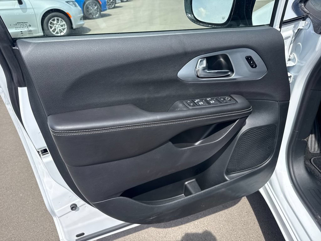 New 2026 Chrysler Pacifica Limited w/ S Appearance Package AWD/4WD image 11