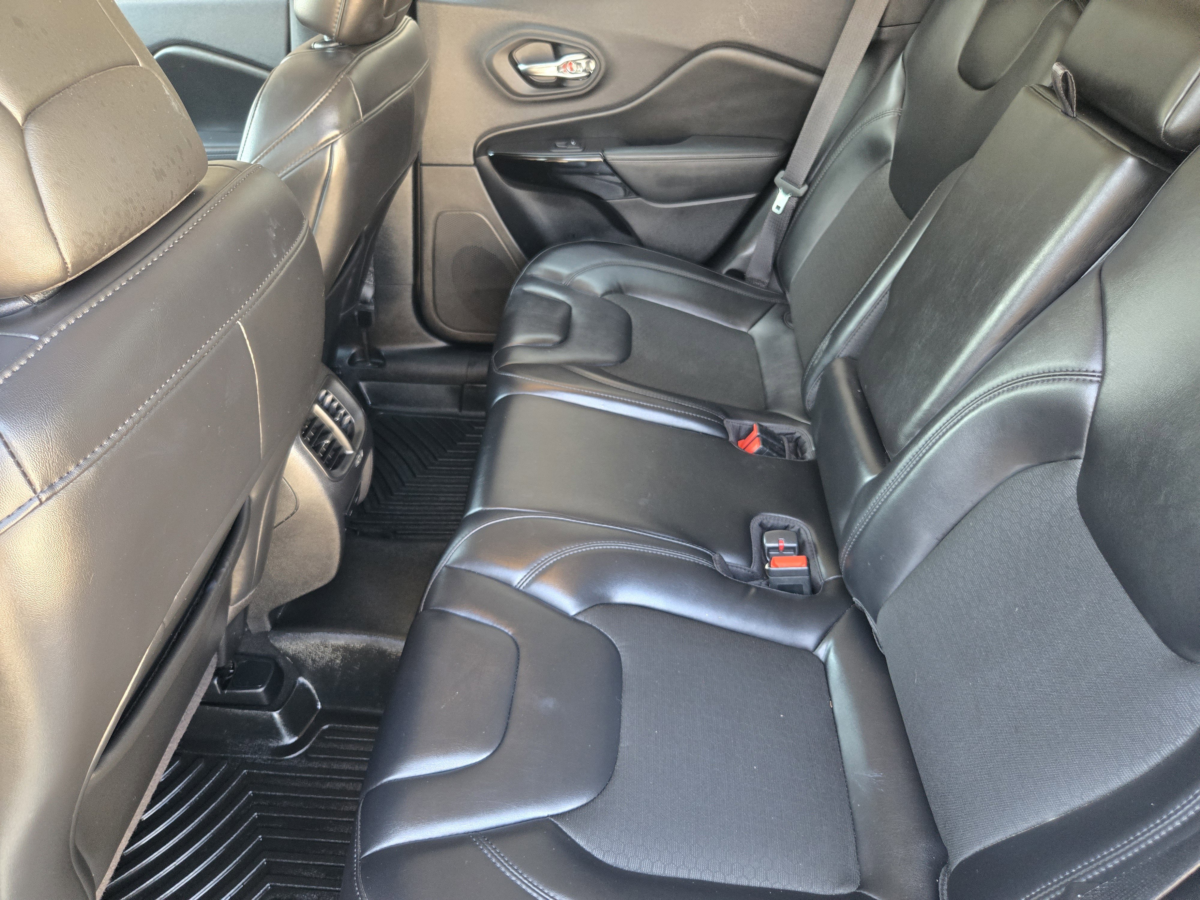 Used 2020 Jeep Cherokee Latitude Plus FWD image 22